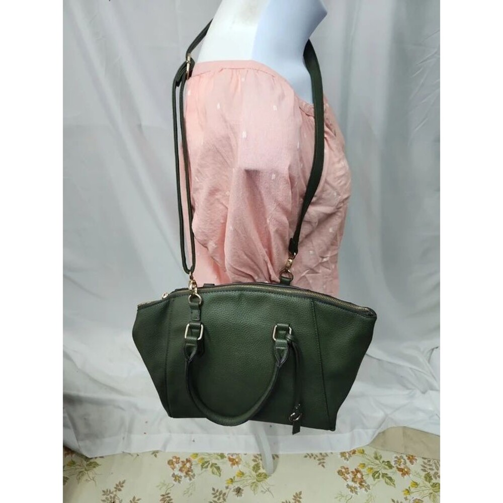 justfab green shoulder bag lots of pockets